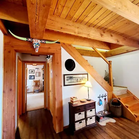 Blacktail Cabin Hideaway With Hot Tub